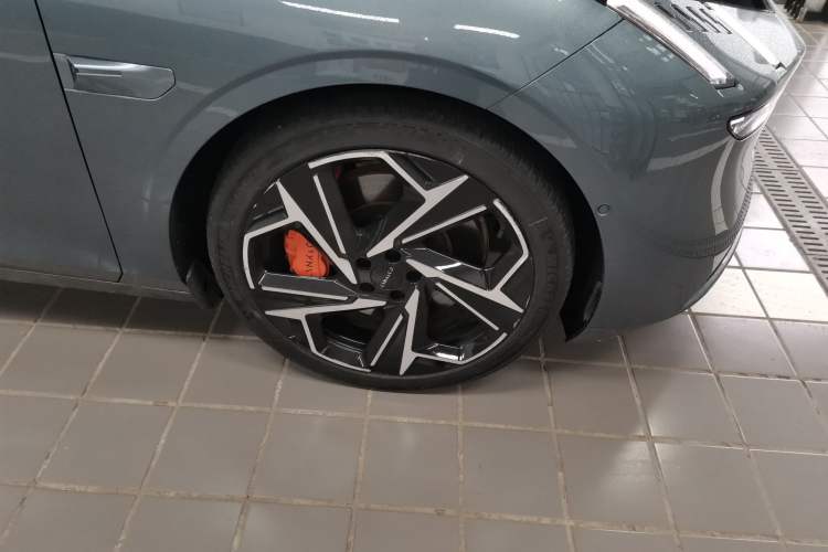 Used Lynk & Co Z10 2025 95 kWh 702 km All-Wheel Drive Intelligent Driving Ultra Right Front Wheel Hub