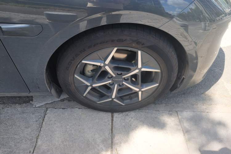 Used Lynk & Co Z10 2025 95 kWh 766 km Range Rear-Wheel Drive Max Right Front Wheel Hub
