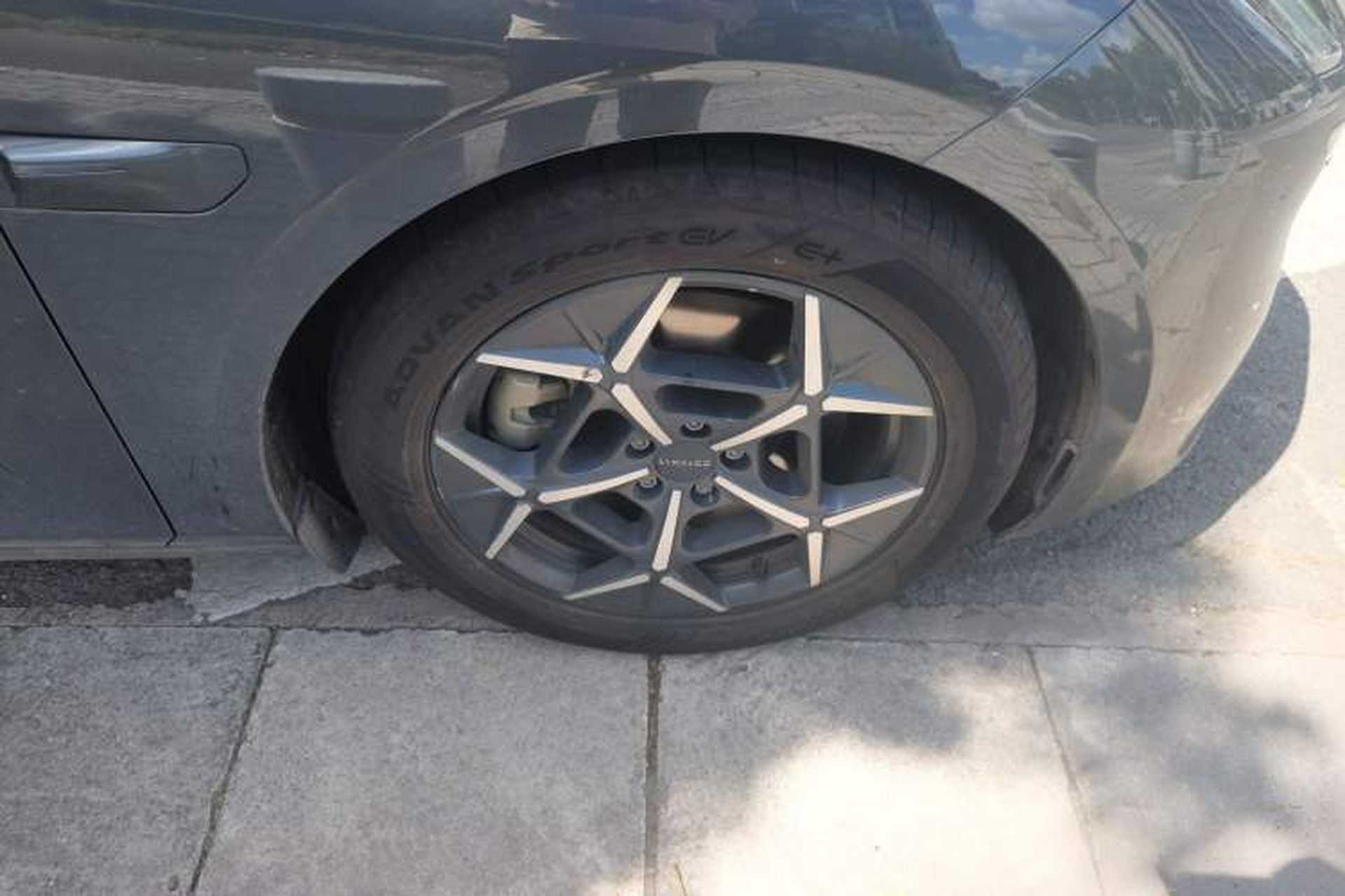 Used Lynk & Co Z10 2025 95 kWh 766 km Range Rear-Wheel Drive Max Right Front Wheel Hub