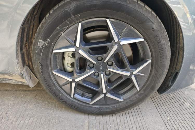 Used Lynk & Co Z10 2025 95 kWh 766 km Range Rear-Wheel Drive Max Right Front Wheel Hub