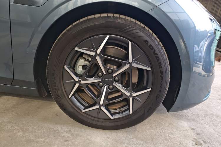 Used Lynk & Co Z10 2025 95 kWh 766 km Range Rear-Wheel Drive Max Right Front Wheel Hub