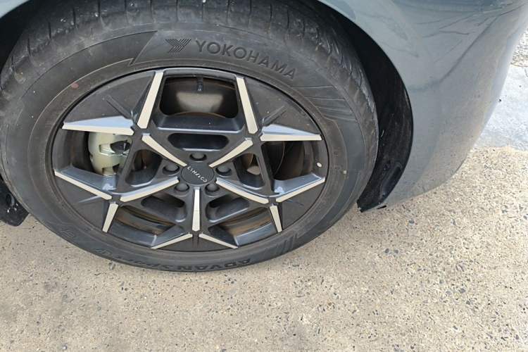 Used Lynk & Co Z10 2025 95 kWh 766 km Range Rear-Wheel Drive Max Right Front Wheel Hub