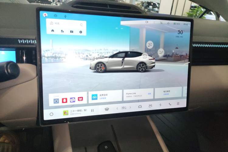 Used Lynk & Co Z10 2025 95 kWh 766 km Range Rear-Wheel Drive Max Audio And AC Panel