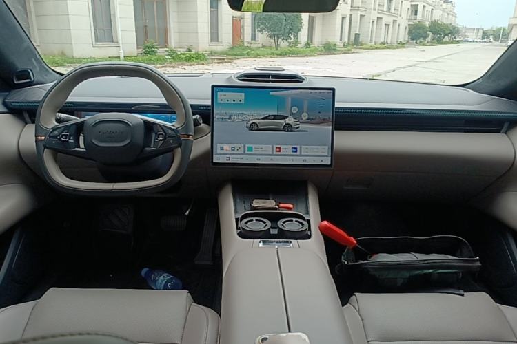 Used Lynk & Co Z10 2025 95 kWh 806 km Range Rear-Wheel Drive Advanced Driver-Assistance System Max Center Console