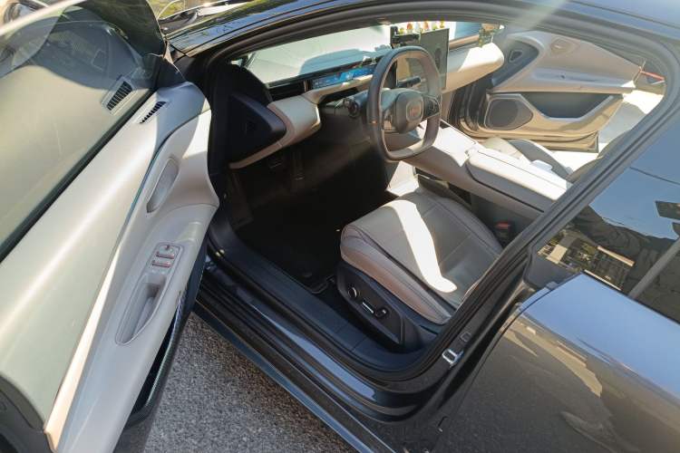 Used Lynk & Co Z10 2025 95 kWh 806 km Range Rear-Wheel Drive Advanced Driver-Assistance System Max Driver Seat