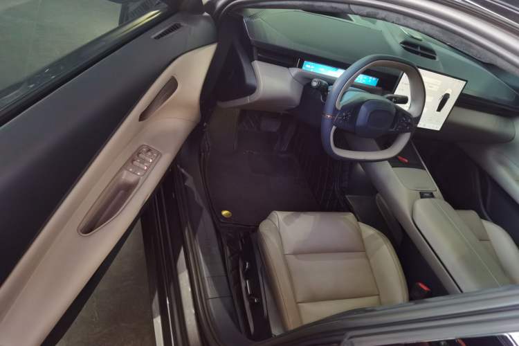 Used Lynk & Co Z10 2025 95 kWh 766 km Range Rear-Wheel Drive Max Driver Seat
