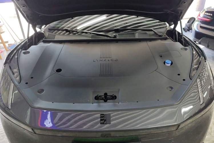 Used Lynk & Co Z10 2025 95 kWh 766 km Range Rear-Wheel Drive Max Engine Bay