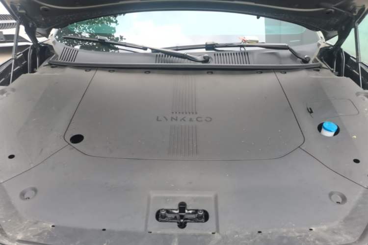 Used Lynk & Co Z10 2025 95 kWh 766 km Range Rear-Wheel Drive Max Engine Bay
