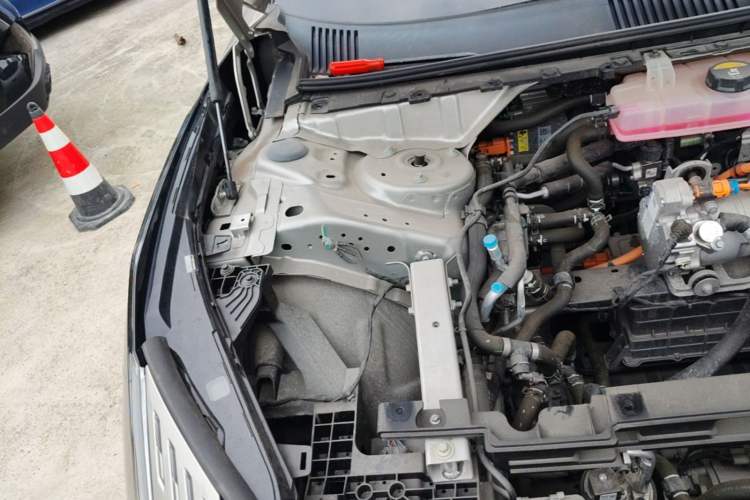 Used Lynk & Co Z10 2025 95 kWh 766 km Range Rear-Wheel Drive Max Engine Bay Right