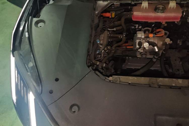 Used Lynk & Co Z10 2025 95 kWh 766 km Range Rear-Wheel Drive Max Engine Bay Right