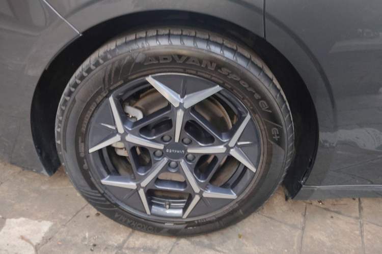 Used Lynk & Co Z10 2025 95 kWh 766 km Range Rear-Wheel Drive Max Exterior 8