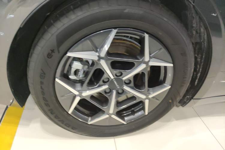 Used Lynk & Co Z10 2025 95 kWh 766 km Range Rear-Wheel Drive Max Exterior 8