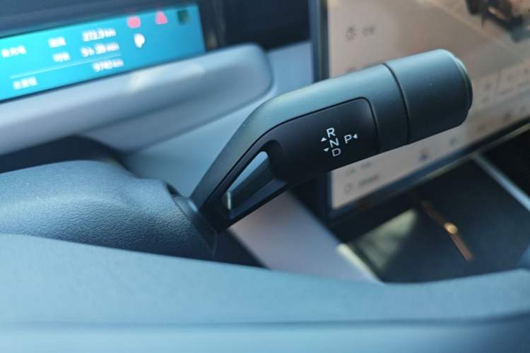 Used Lynk & Co Z10 2025 95 kWh 806 km Range Rear-Wheel Drive Advanced Driver-Assistance System Max Gear Lever