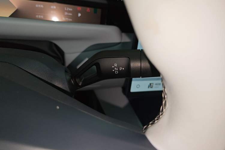 Used Lynk & Co Z10 2025 71 kWh 602 km Range Rear-Wheel Drive Pro Gear Lever