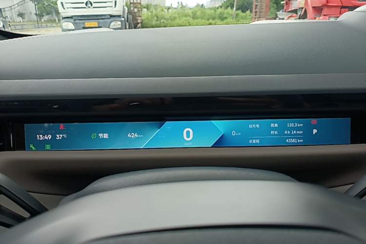 Used Lynk & Co Z10 2025 95 kWh 806 km Range Rear-Wheel Drive Advanced Driver-Assistance System Max Instrument Cluster