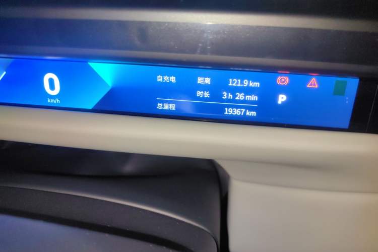 Used Lynk & Co Z10 2025 95 kWh 806 km Range Rear-Wheel Drive Advanced Driver-Assistance System Max Instrument Cluster