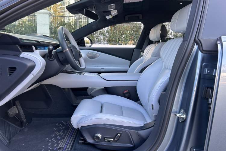Used Lynk & Co Z10 2025 95 kWh 702 km All-Wheel Drive Intelligent Driving Ultra Interior 2