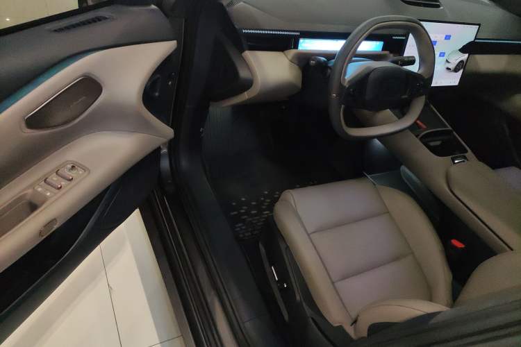 Used Lynk & Co Z10 2025 95 kWh 766 km Range Rear-Wheel Drive Max Interior 3