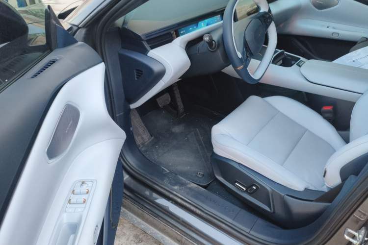 Used Lynk & Co Z10 2025 95 kWh 766 km Range Rear-Wheel Drive Max Interior 3
