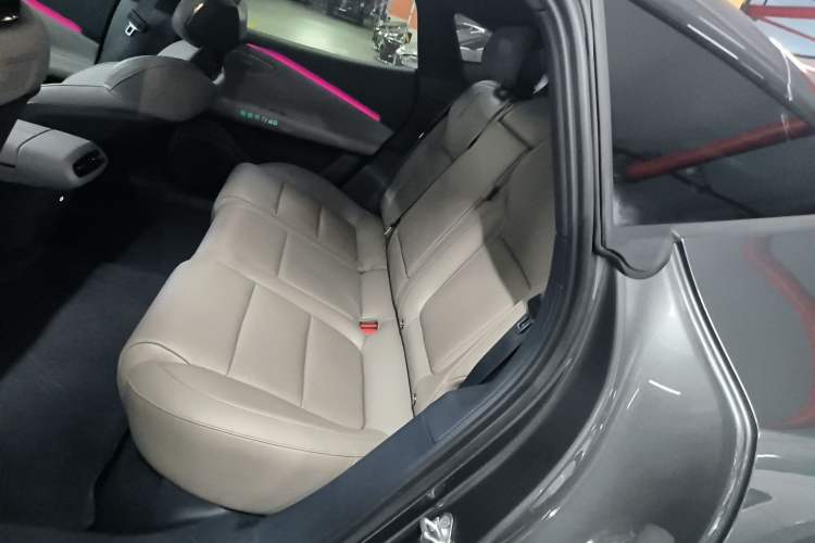 Used Lynk & Co Z10 2025 71 kWh 602 km Range Rear-Wheel Drive Pro Interior 4