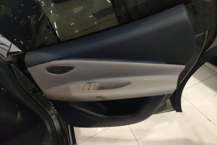 Used Lynk & Co Z10 2025 95 kWh 766 km Range Rear-Wheel Drive Max Interior 6