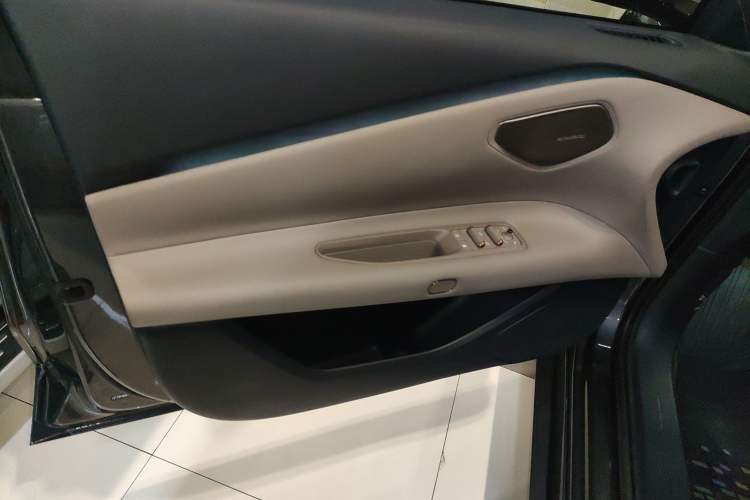 Used Lynk & Co Z10 2025 95 kWh 766 km Range Rear-Wheel Drive Max Interior 7