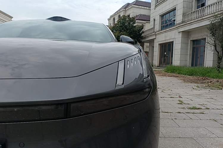 Used Lynk & Co Z10 2025 95 kWh 806 km Range Rear-Wheel Drive Advanced Driver-Assistance System Max Left Front Headlight