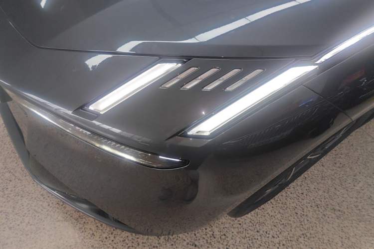 Used Lynk & Co Z10 2025 95 kWh 766 km Range Rear-Wheel Drive Max Left Front Headlight