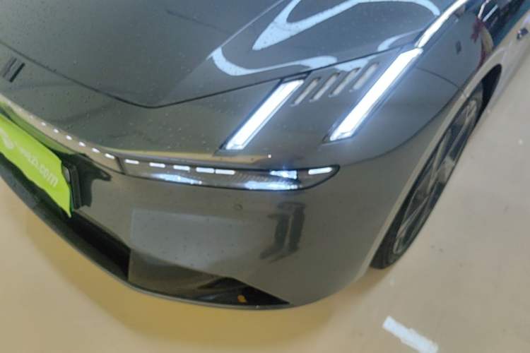 Used Lynk & Co Z10 2025 95 kWh 766 km Range Rear-Wheel Drive Max Left Front Headlight