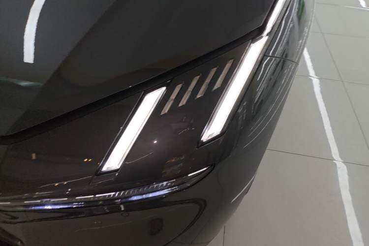 Used Lynk & Co Z10 2025 71 kWh 602 km Range Rear-Wheel Drive Pro Left Front Headlight