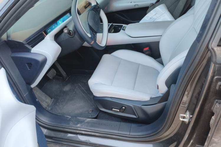 Used Lynk & Co Z10 2025 95 kWh 766 km Range Rear-Wheel Drive Max Left Front Seat