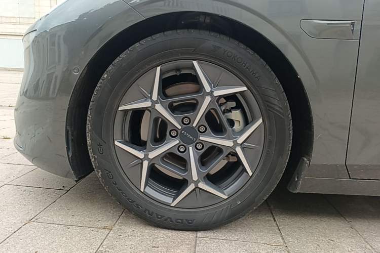 Used Lynk & Co Z10 2025 95 kWh 806 km Range Rear-Wheel Drive Advanced Driver-Assistance System Max Left Front Wheel Hub