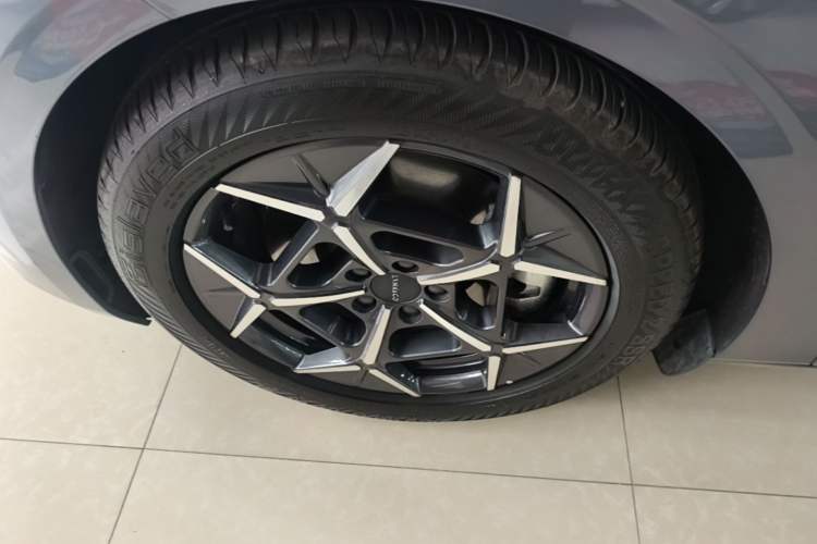 Used Lynk & Co Z10 2025 95 kWh 766 km Range Rear-Wheel Drive Max Left Front Wheel Hub