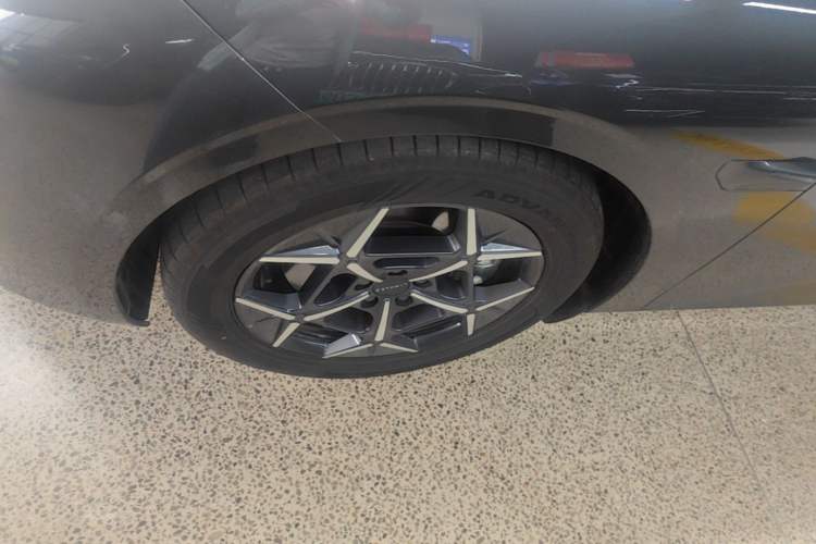 Used Lynk & Co Z10 2025 95 kWh 766 km Range Rear-Wheel Drive Max Left Front Wheel Hub