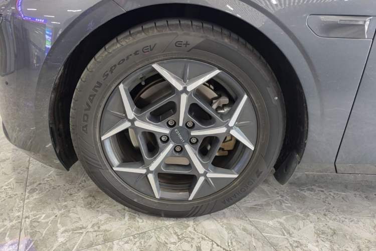 Used Lynk & Co Z10 2025 95 kWh 766 km Range Rear-Wheel Drive Max Left Front Wheel Hub