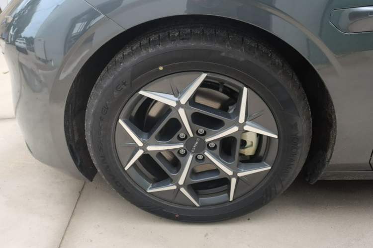 Used Lynk & Co Z10 2025 95 kWh 766 km Range Rear-Wheel Drive Max Left Front Wheel Hub