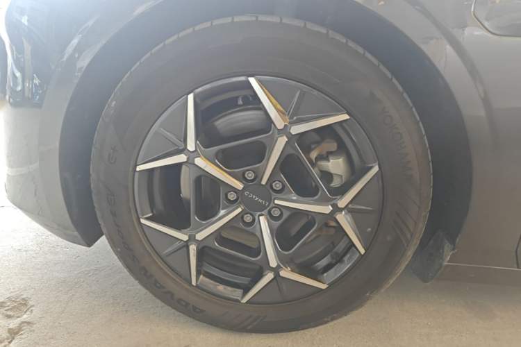 Used Lynk & Co Z10 2025 95 kWh 766 km Range Rear-Wheel Drive Max Left Front Wheel Hub