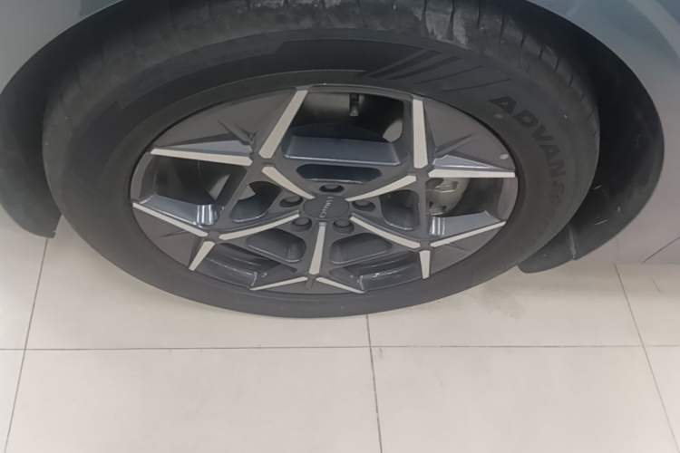 Used Lynk & Co Z10 2025 95 kWh 766 km Range Rear-Wheel Drive Max Left Front Wheel Hub
