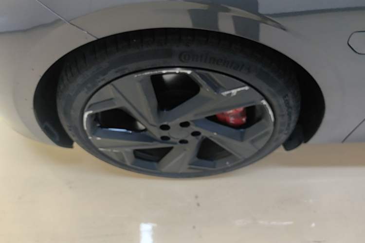 Used Lynk & Co Z10 2025 95 kWh 766 km Range Rear-Wheel Drive Max Left Front Wheel Hub