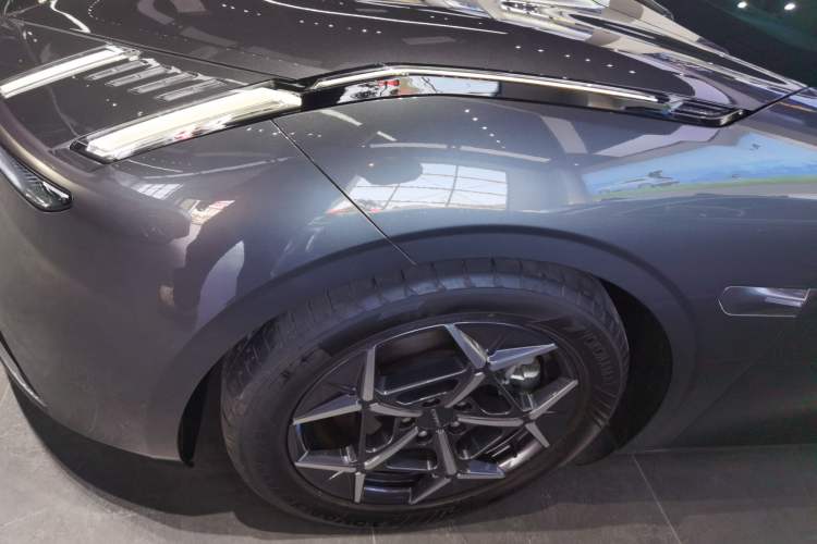 Used Lynk & Co Z10 2025 95 kWh 766 km Range Rear-Wheel Drive Max Left Front Wheel Hub