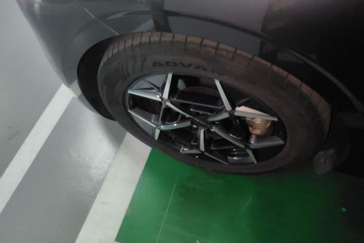 Used Lynk & Co Z10 2025 95 kWh 806 km Range Rear-Wheel Drive Advanced Driver-Assistance System Max Left Front Wheel Hub