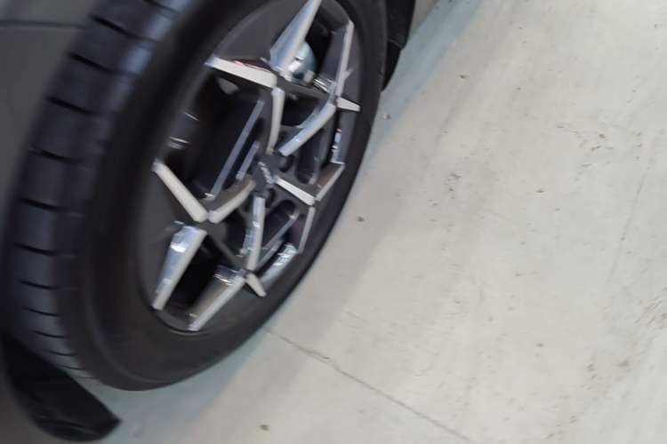 Used Lynk & Co Z10 2025 95 kWh 766 km Range Rear-Wheel Drive Max Left Front Wheel Hub