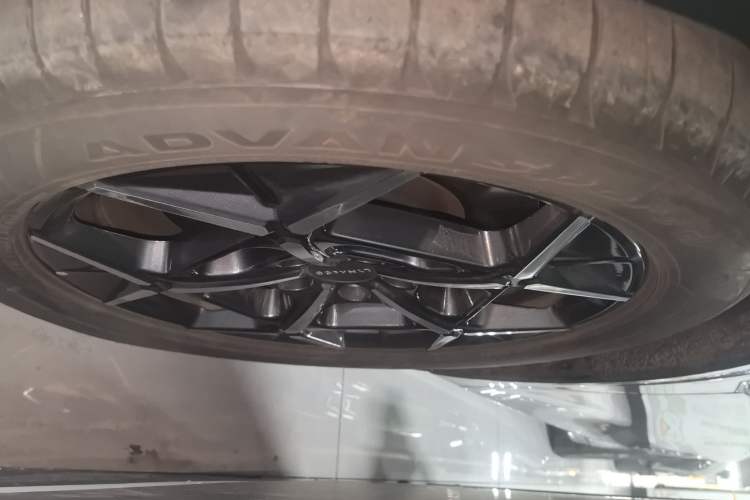 Used Lynk & Co Z10 2025 95 kWh 766 km Range Rear-Wheel Drive Max Left Front Wheel Hub