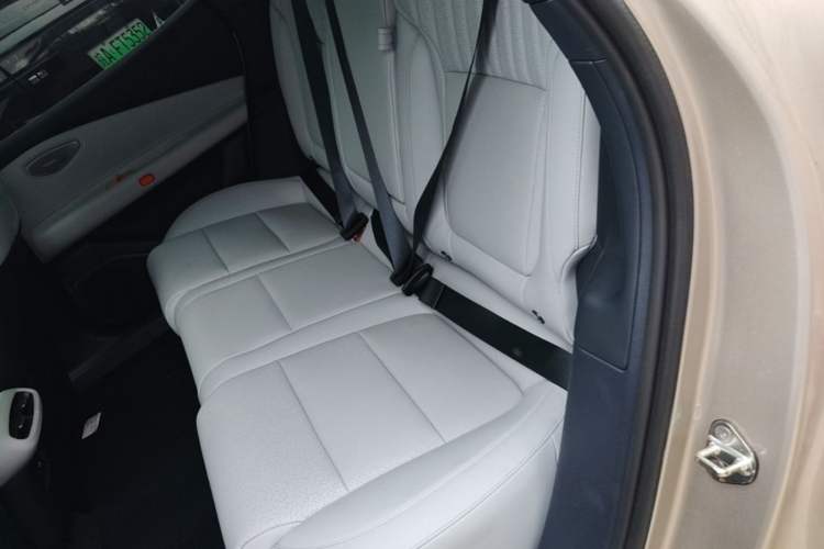 Used Lynk & Co Z10 2025 95 kWh 766 km Range Rear-Wheel Drive Max Left Rear Seat
