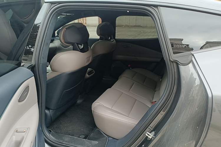 Used Lynk & Co Z10 2025 95 kWh 806 km Range Rear-Wheel Drive Advanced Driver-Assistance System Max Left Rear Seat