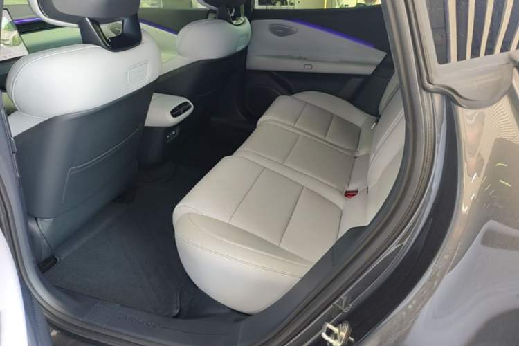 Used Lynk & Co Z10 2025 95 kWh 766 km Range Rear-Wheel Drive Max Left Rear Seat
