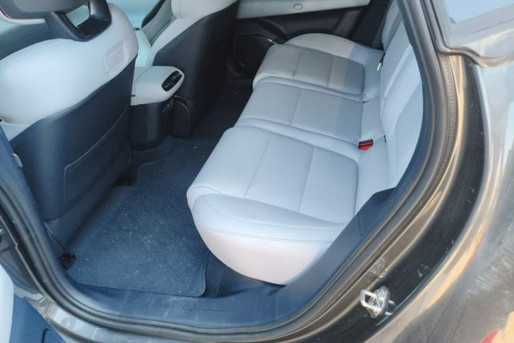 Used Lynk & Co Z10 2025 95 kWh 766 km Range Rear-Wheel Drive Max Left Rear Seat