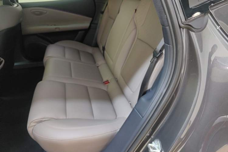 Used Lynk & Co Z10 2025 95 kWh 766 km Range Rear-Wheel Drive Max Left Rear Seat