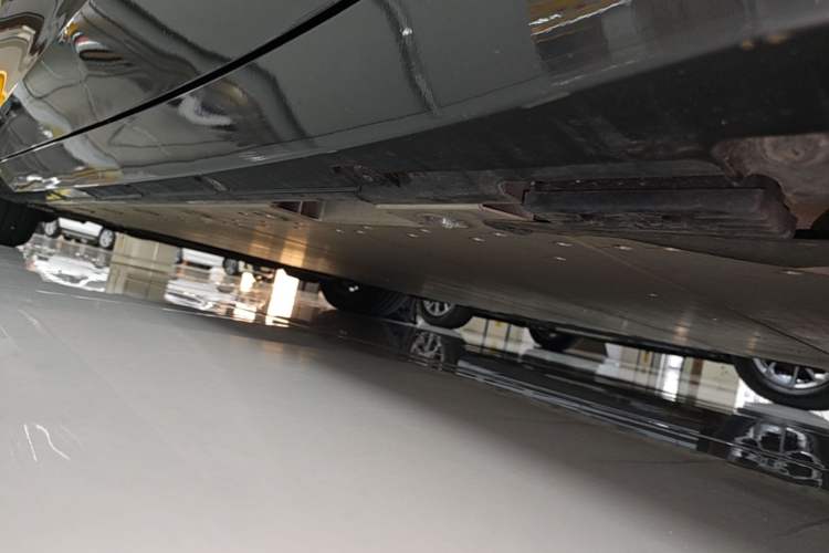 Used Lynk & Co Z10 2025 71 kWh 602 km Range Rear-Wheel Drive Pro Left Side Sill