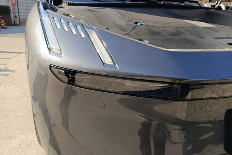 Used Lynk & Co Z10 2025 95 kWh 806 km Range Rear-Wheel Drive Advanced Driver-Assistance System Max Right Front Headlight